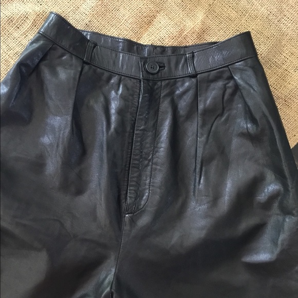 Sexy pair of high waisted leather pants - Picture 8 of 9